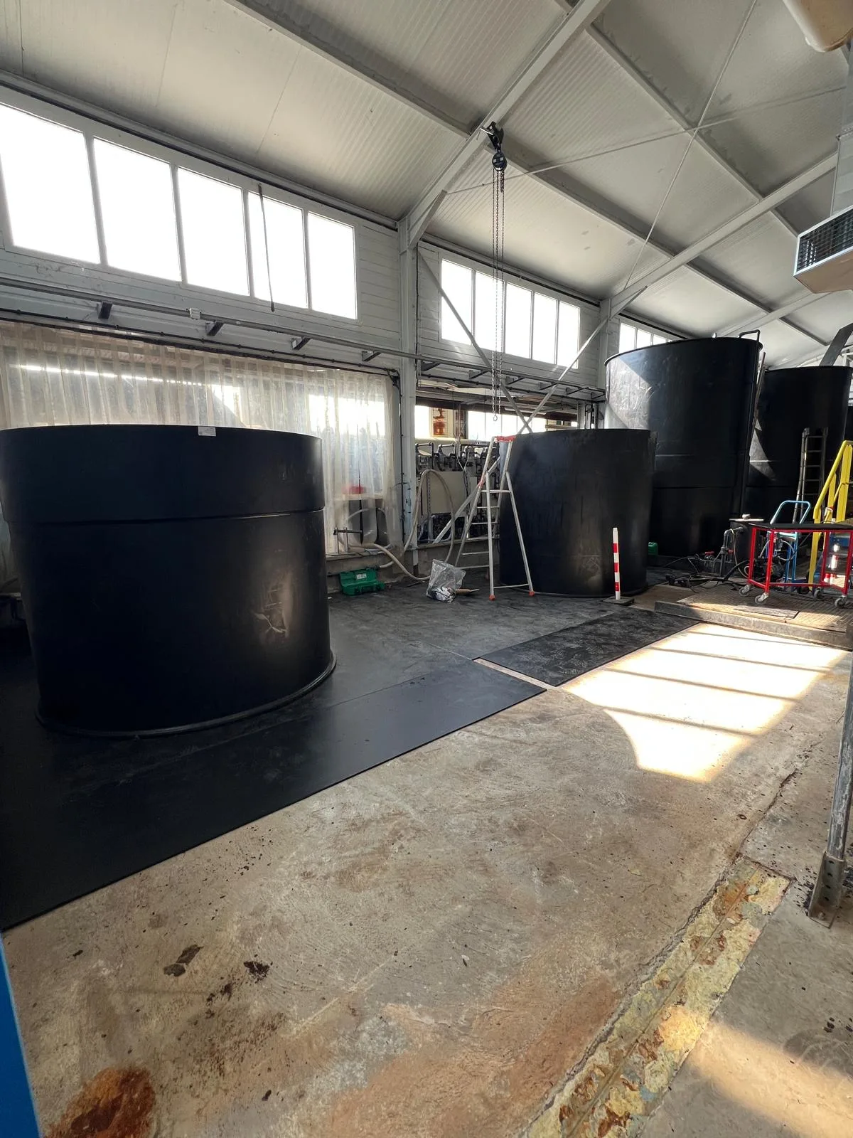 ensemble de 4 cuves PEHD alignées en atelier