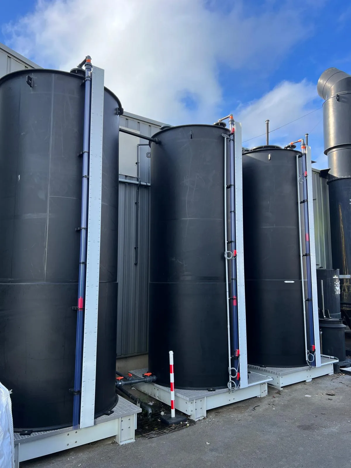 ensemble de 3 cuves PEHD verticales installées sur site client