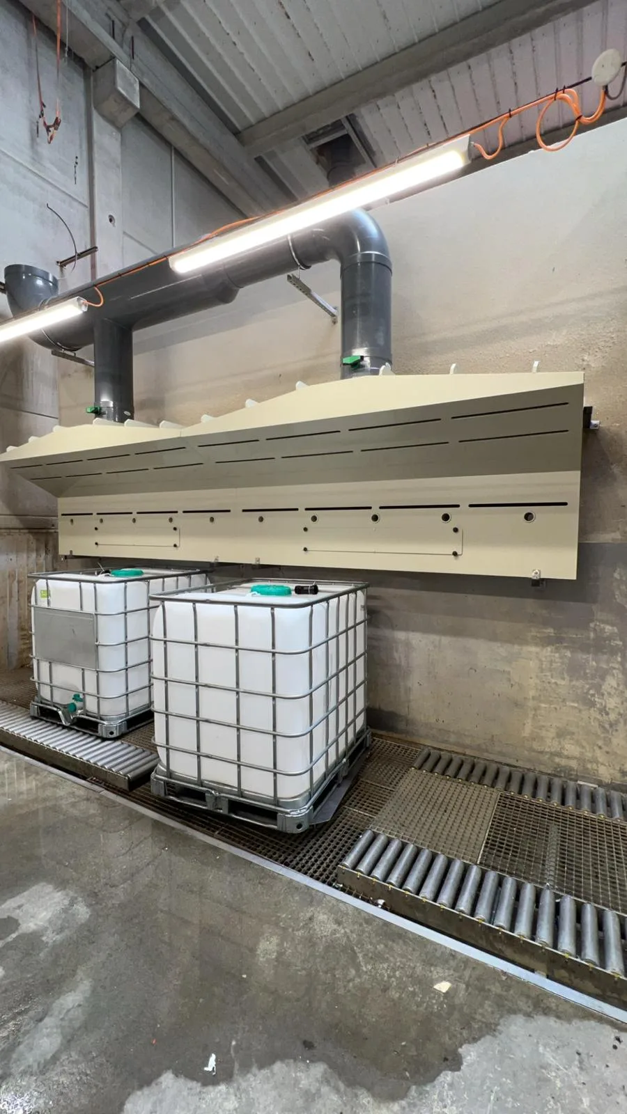 hotte d'aspiration PPH au-dessus de bidons IBC, USIPANEL